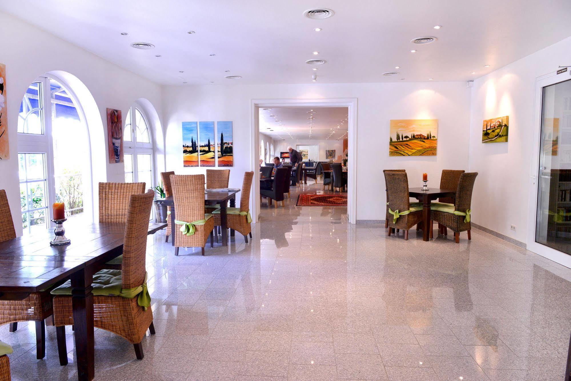 Alpha Hotel Garni 迪岑巴赫 外观 照片