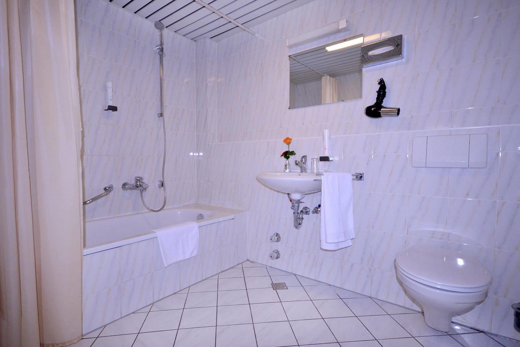Alpha Hotel Garni 迪岑巴赫 外观 照片